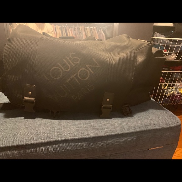 Black LV messenger bag - Picture 2 of 3